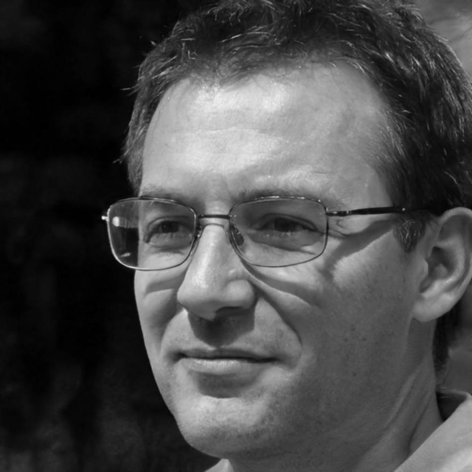 Profesional analizando estrategia financiera corporativa