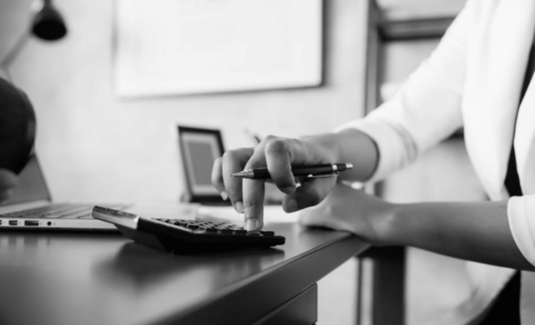 Equipo de trabajo colaborando en análisis financiero